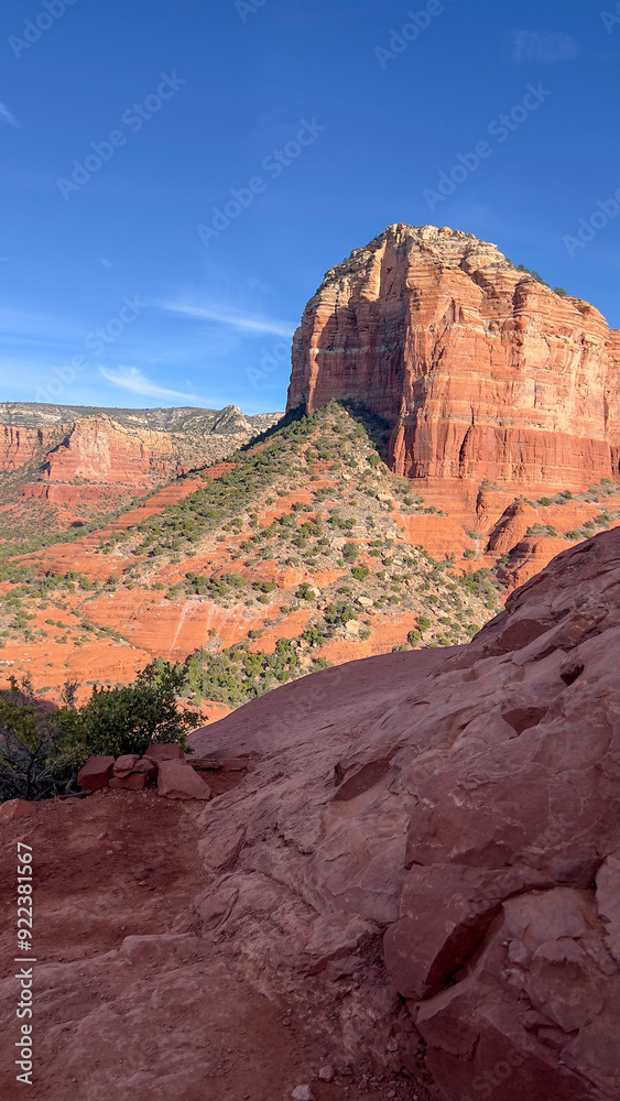 Fototapeta premium Red rocks along Sedona hiking trail
