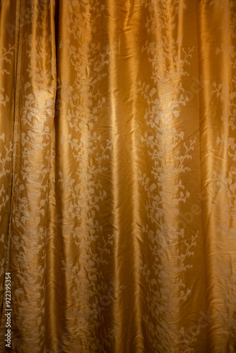 Obraz na płótnie Golden curtain with floral pattern background w salonie