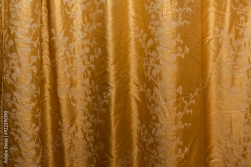 Obraz na płótnie Golden curtain with floral pattern background w salonie