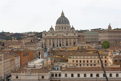 Obraz na płótnie A view of Saint Peter's cathedral over Rome w salonie