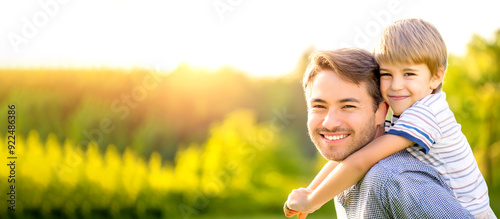 Vater hat Sohn auf den Schultern  photo