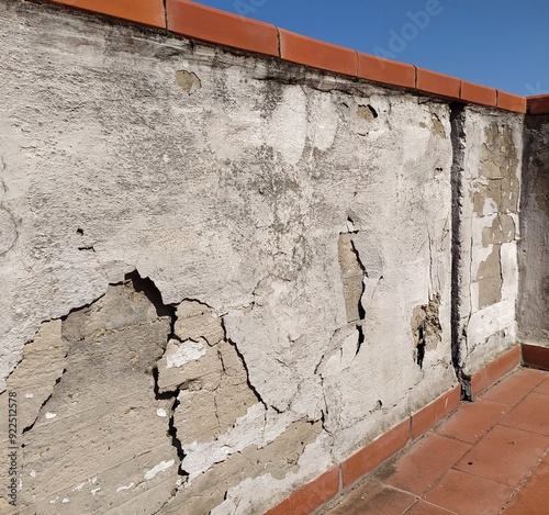 old cracked concrete wall, Isolated. concrete wall with cracks, peeling layers of cement, concrete on the balcony.