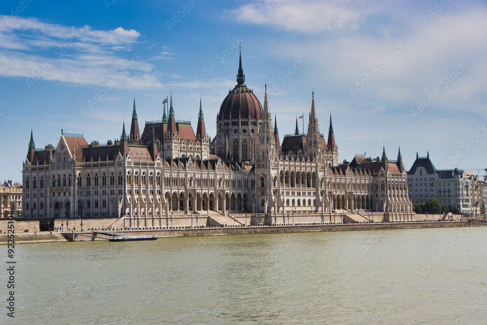 Fototapeta premium Budapest- Hauptstadt von Ungarn-Regierungsgebäude an der Donau