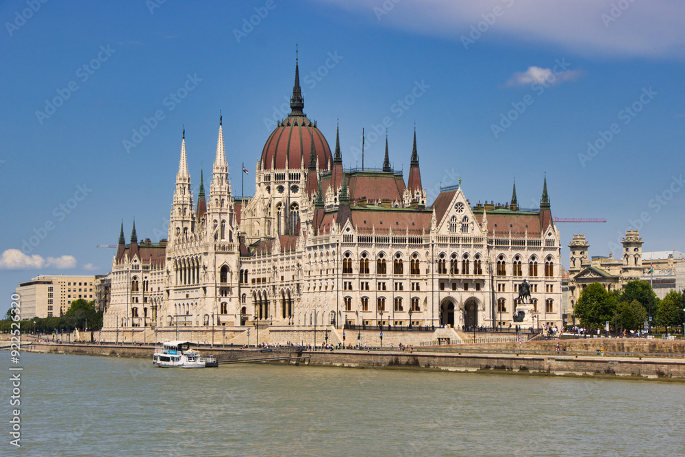Budapest- Hauptstadt von Ungarn-Regierungsgebäude an der Donau Budapest- Hauptstadt von Ungarn-Regierungsgebäude an der Donau