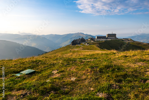 La station de sports d’hiver de Luchon-Superbagnères et son grand hôtel en été depuis le chemin de randonnées du GR10