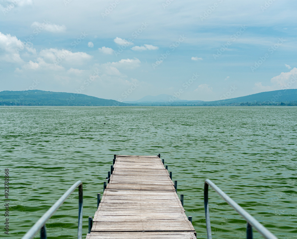 Fototapeta premium muelle, paisaje lago de cajititlan, cerro, jalisco, paisaje, panoramica, laguna, naturaleza, arboles, cuexcomatitlan, malecon, panoramica, nubes