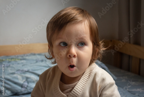 Obraz na płótnie Adorable baby haciendo un gesto de sorprendido