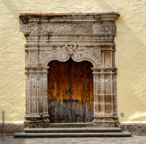 cupula, templo san juan evangelista, porton, fachada, madera, piedra labrada, cantera. iglesia photo