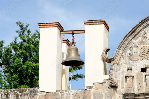 campana, templo, igkesia catolica, campanario, balcon, fachda