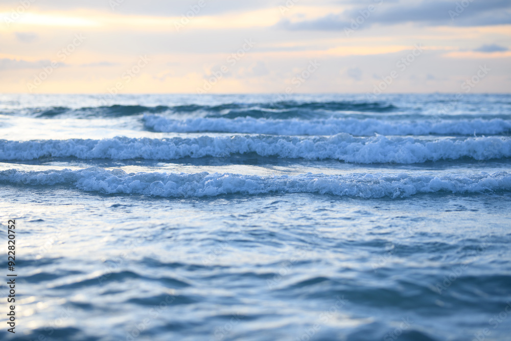 Fototapeta premium Waves splashing. Ocean waves and esa horizon background. Ocean or sea waves.