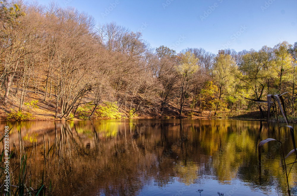 Obraz premium Late autumn by the lake.