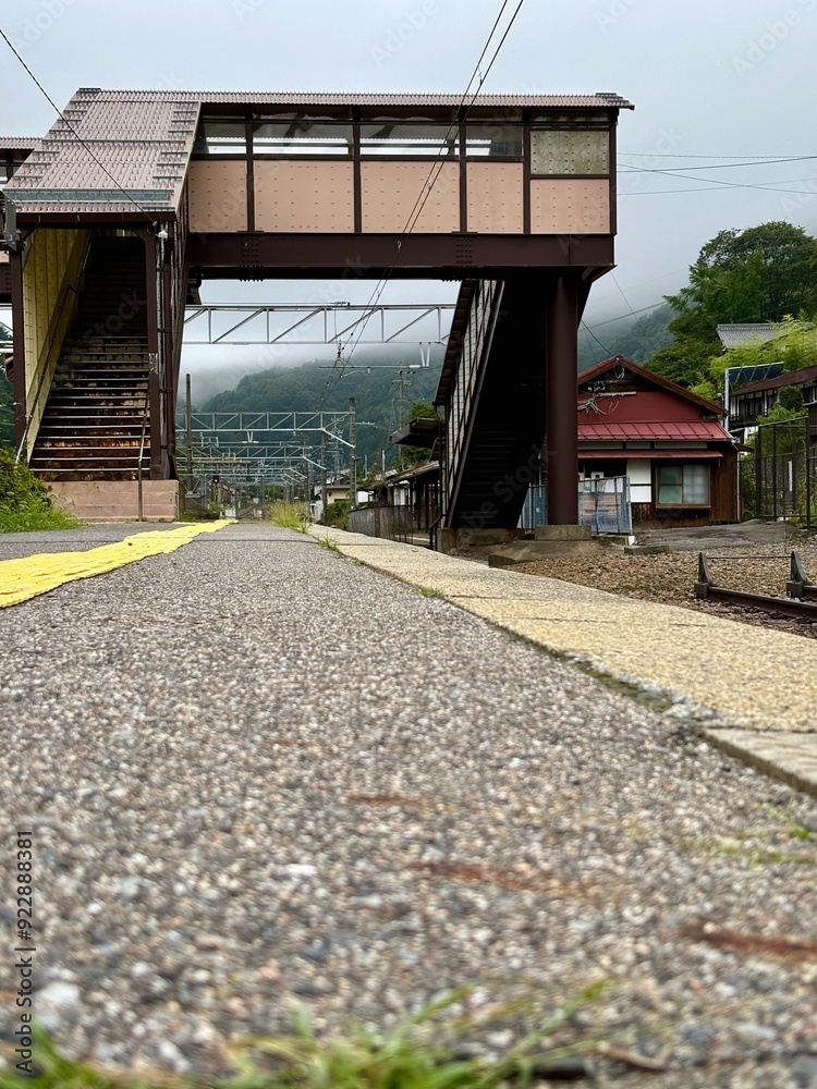 Naklejka premium 早朝の長野県奈良井宿駅の跨線橋と駅舎