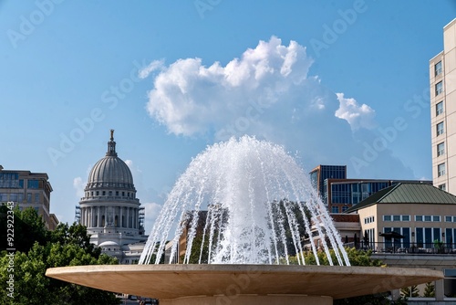 Obraz na płótnie The Fountain at the Monona Terrace in front of Wisconsin State Capitol Building w salonie
