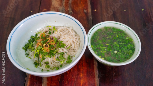 Dry Pho (pho kho), a famous dish of Gia Lai, always consists of 2 bowls: pho and broth. The dry pho noodles are small and chewy, when eaten mixed with soy sauce, eaten with broth and beef or chicken. photo