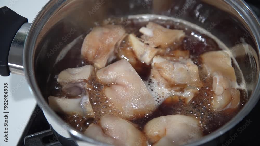 豚足を煮込む様子 豚足を煮込む様子