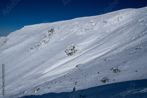 荒涼とした雪の斜面 photo