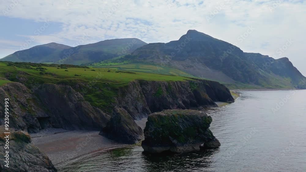 Vidéo Stock Trefor Sea Stacks, North Wales, Cliffs, Mountains (Gyrn ...