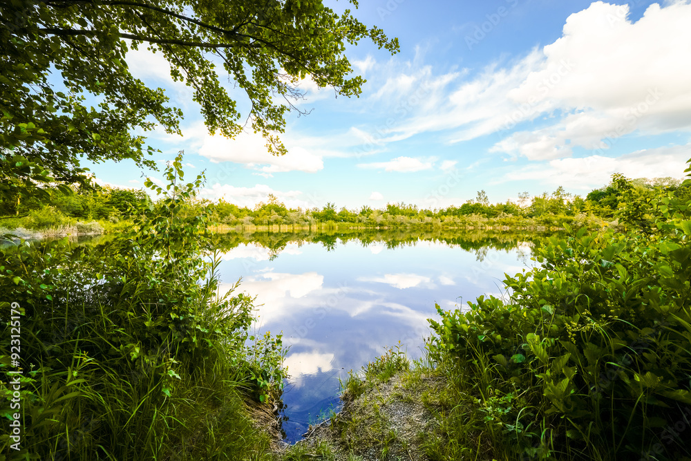 Obraz premium Landscape at the Feilenmoos local recreation area. Bathing lake between Manching and Geisenfeld. Nature at the quarry lake. 