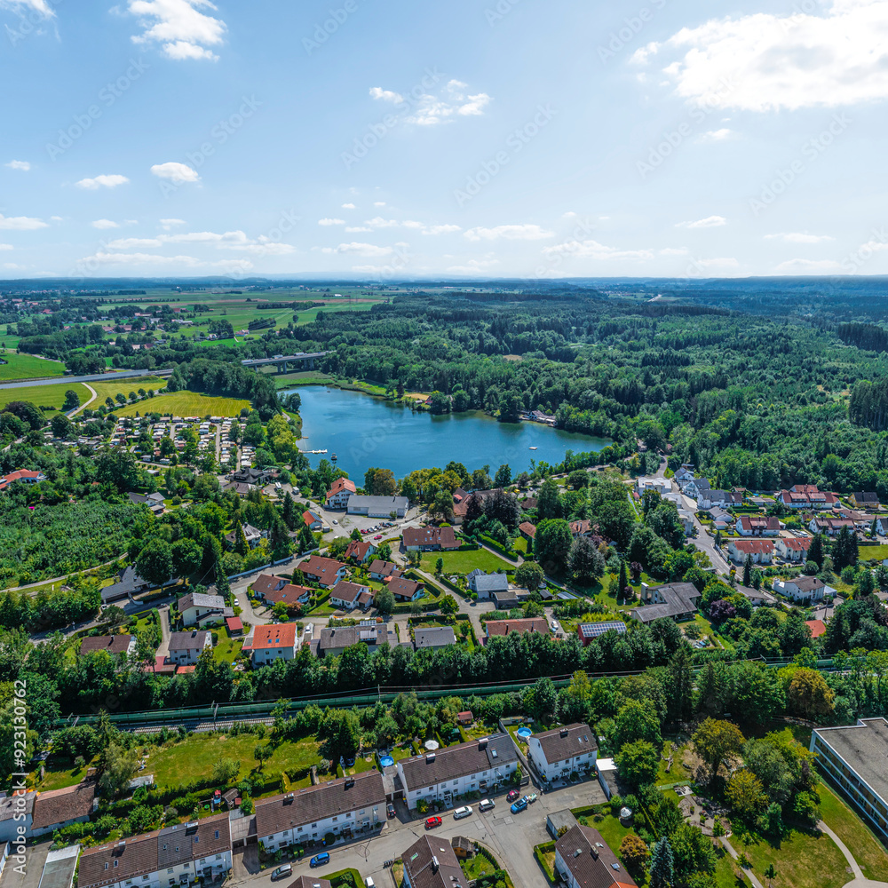 Fototapeta premium Die Gemeinde Buxheim im Illertal - Blick zum Buxheimer Weiher