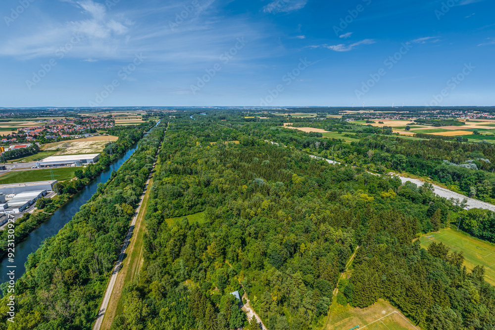 Obraz premium In den Lechauen bei Meitingen in Schwaben, Blick nach Norden über den Auwald zwischen Lechkanal und Lech
