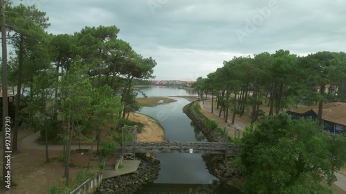 Sobrevolando el rio hacia el lago en Las Landas en Francia