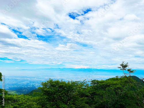 山頂から見る夏の空と雲