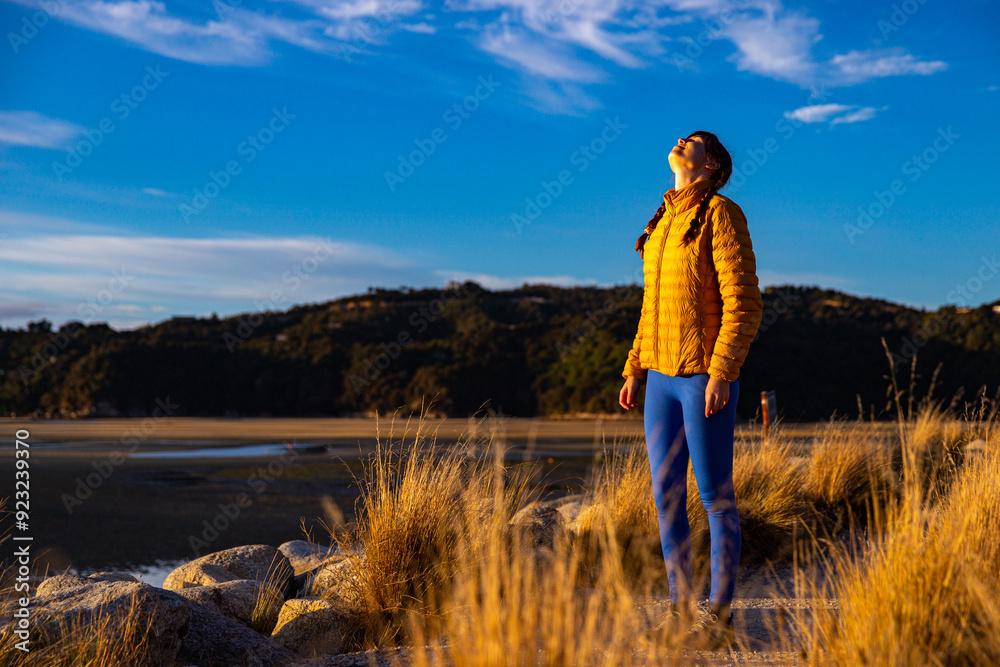 Φωτογραφία hiker girl enjoys a sunrise at the beach in Marahau, starting point of famous co
