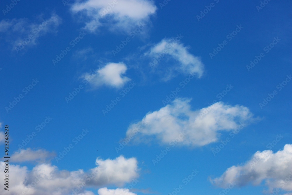 Naklejka premium white cloud with blue sky background 