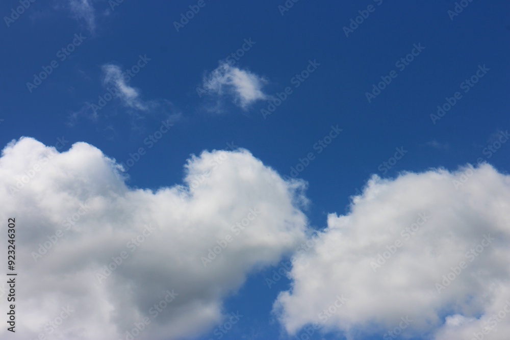 Obraz premium white cloud with blue sky background