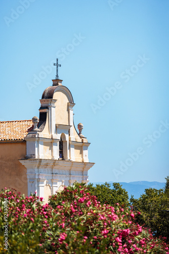 Eglise romane de Cargèse, s'élevant au dessus des bosquets de fleurs, Corse, France photo