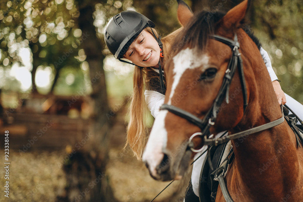 Obraz premium A young woman jockey lies on her horse and hugs her.