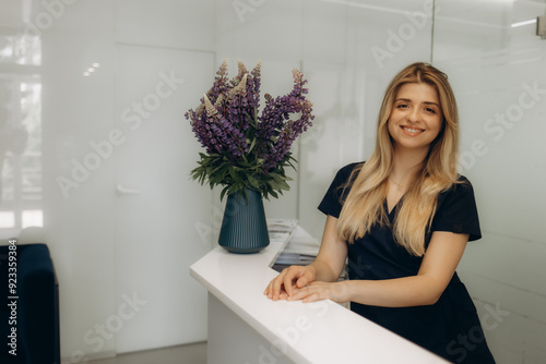 Foto A portrait of a young female dentist at her workplace