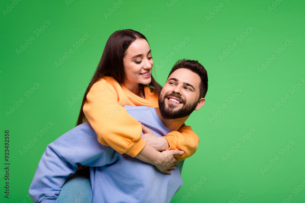 Obraz premium Photo of cheerful charming couple wear stylish clothes have fun anniversary together isolated on green color background