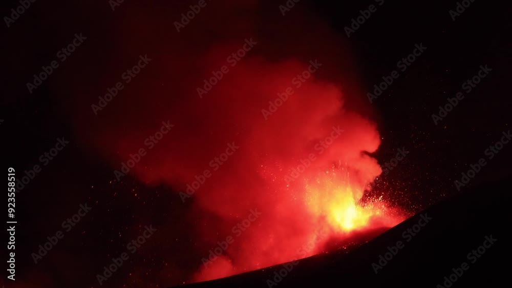 Etna Sicilia - eruzione con esplosioni di lava in dettaglio dal cratere superiore vista di sera Etna Sicilia - eruzione con esplosioni di lava in dettaglio dal cratere superiore vista di sera