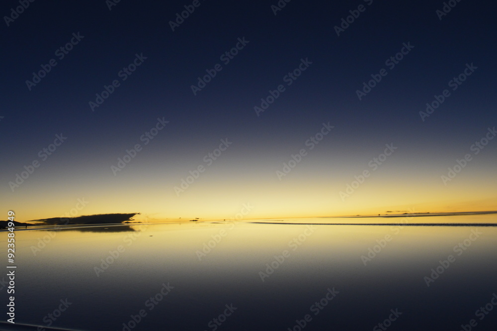 Fototapeta premium Anoitecer no Salar de Uyuni alagado na Bolívia