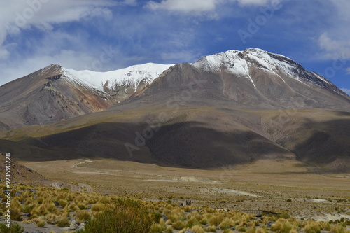 Montanha com neve no topo photo