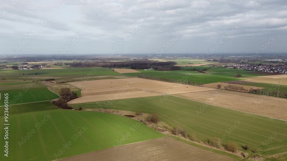 Luftaufnahme mit der Drohne über schöner Landschaft Luftaufnahme mit der Drohne über schöner Landschaft