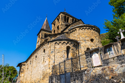 Fotografie Eglise romane du XIe siècle du village pyrénéen de Saint-Aventin, à proximité de