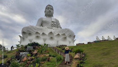 maior estatua de buda do brasil em ibiraçu, espirito santo 