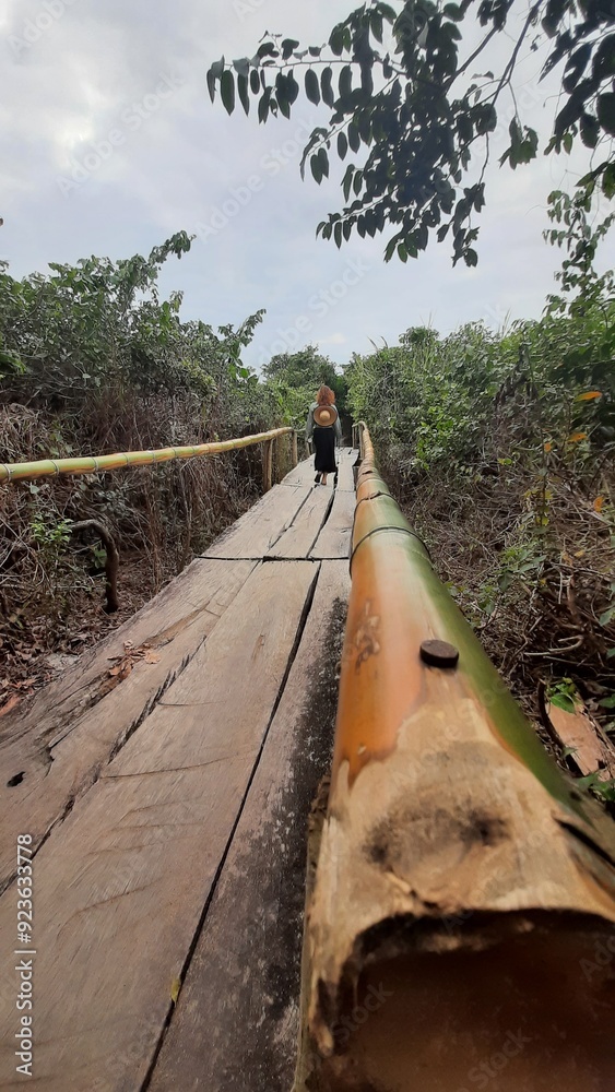 Fototapeta premium turista nas dunas de itaunas, espirito santo