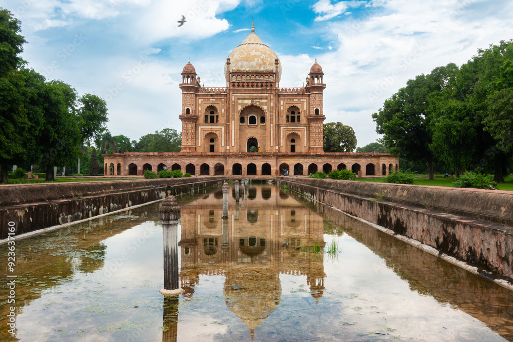 Fototapeta premium Sander jung (jang) Tomb in Delhi, India. The tomb is a sandstone and marble mausoleumI and itt was built in 1754 in the late Mughal Empire style for Nawab Safdarjung.