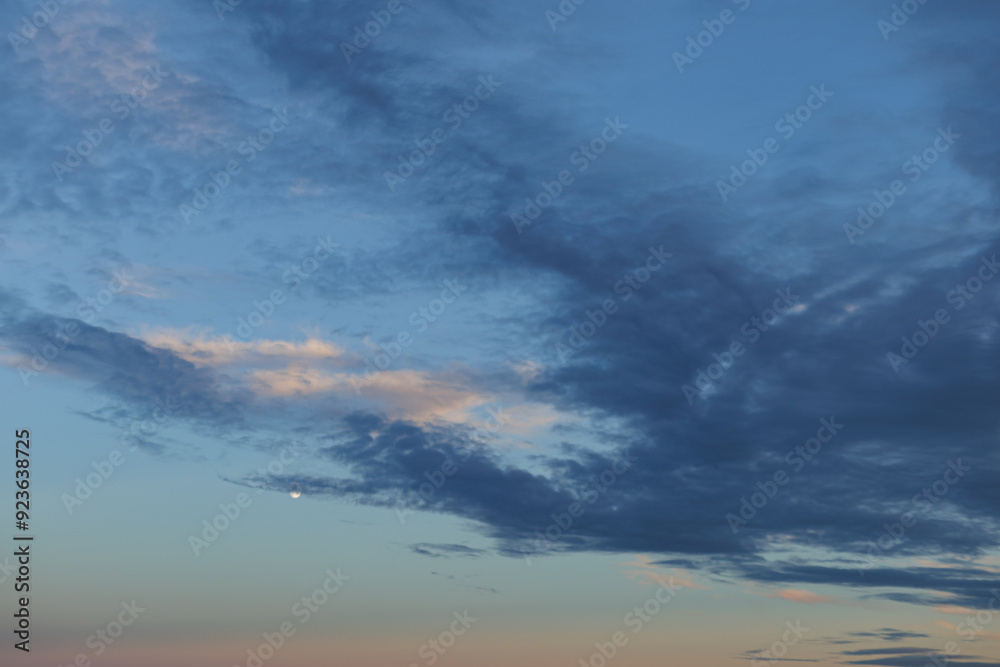 Obraz premium Colorful clouds fill the evening sky at sunset