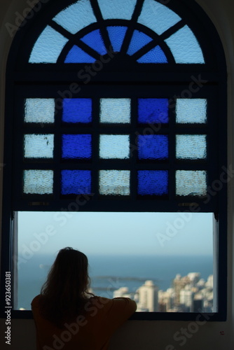 mulhe em janela no convento da penha, vila velha, espírito santo 