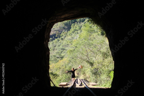 mulher em tunel no interior de domingos martins, espírito santo 