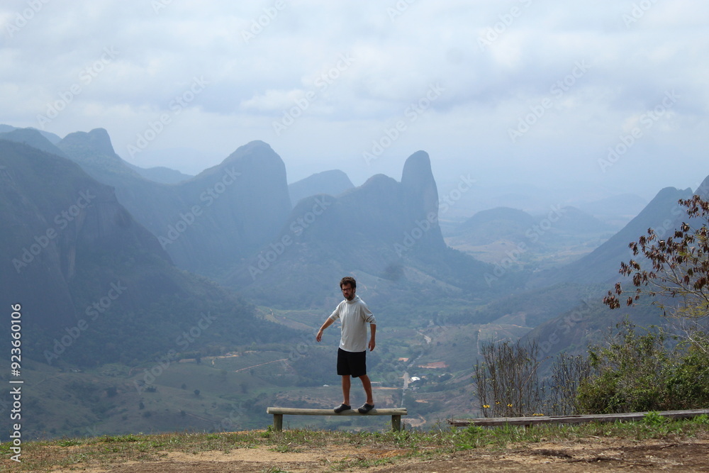 Fototapeta premium turista nas montanhas em Pancas, Espírito Santo