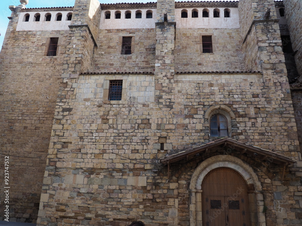 fachada románica de la basílica de valdeflores de tremp, fuerte columnas, pequeños arcos ojivales, puerta de acceso con doble arco, lérida, cataluña, españa, europa
fachada románica de la basílica de valdeflores de tremp, fuerte columnas, pequeños arcos ojivales, puerta de acceso con doble arco, lérida, cataluña, españa, europa