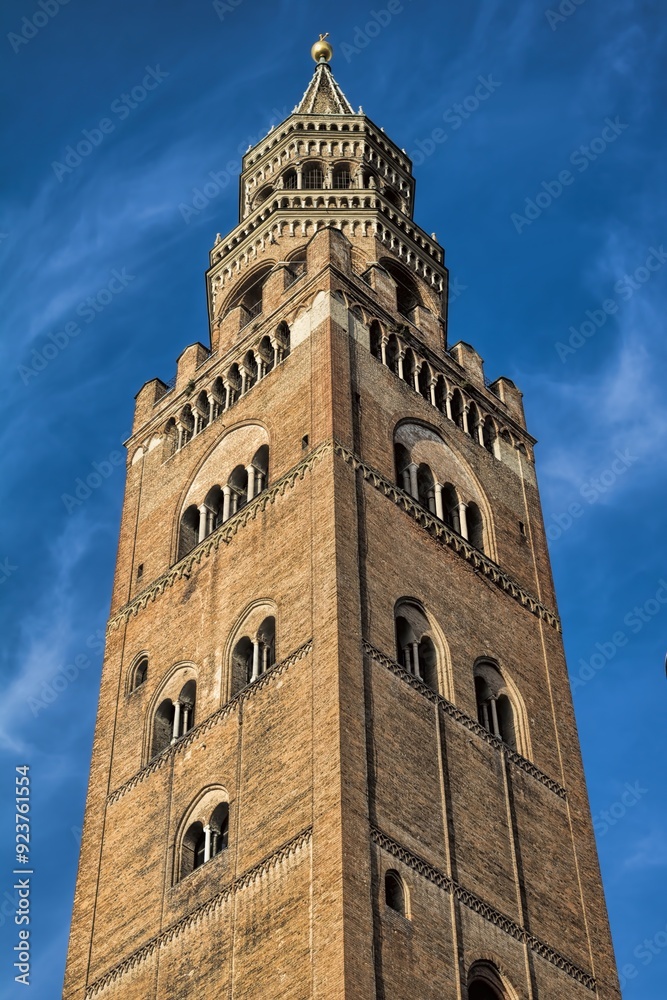 cremona, italien - torrazzo am dom vor blauem himmel