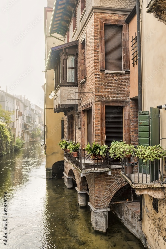 mantua, italien - kanal mit alten häusern im morgenlicht