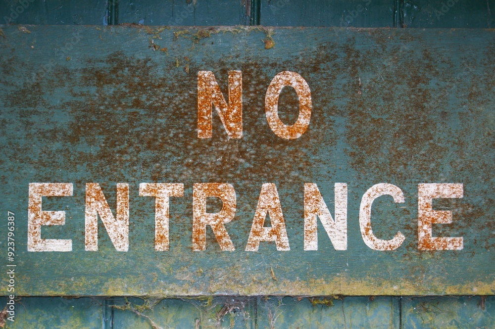 Fototapeta premium Old inscription NO ENTRANCE on a dark background.