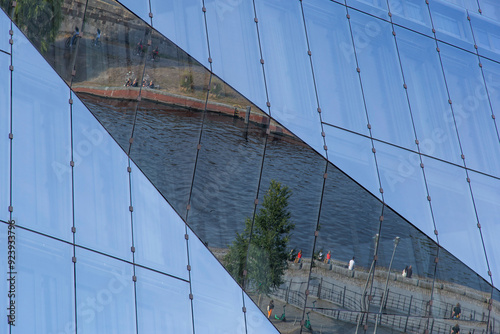 reflejo de ventana azul
